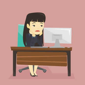 Eine Frau am Schreibtisch beim versuch sich zu konzentrieren. Eine Konzentrationsstörung macht es ihr schwer